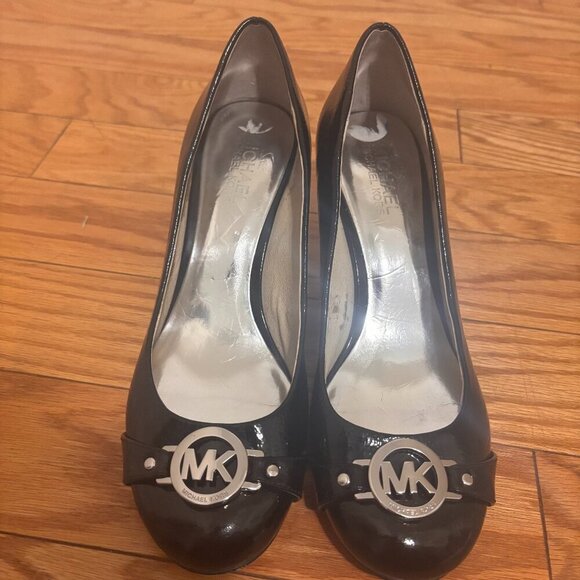 Michael Kors Michael Monogram GF 15 F Black Patent Leather Pumps WMS SZ 7.5 M - Picture 1 of 8